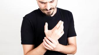 What are the symptoms of a ganglion cyst of the wrist