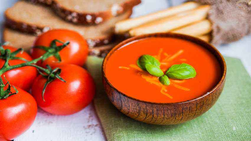 tomatoe soup with bread sticks